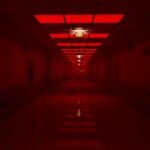 Escape the Backrooms chega aos consoles com crossplay e terror cooperativo inspirado no fenômeno viral